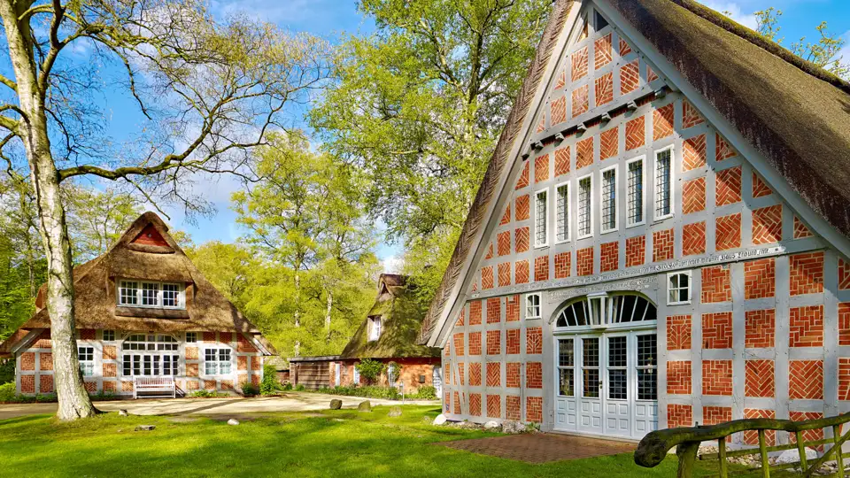 Ein traditionelles niedersächsisches Fachwerkhaus mit Reetdach im Künstlerdorf Worpswede, Ausflugsziel einer Studienreise mit Studiosus.