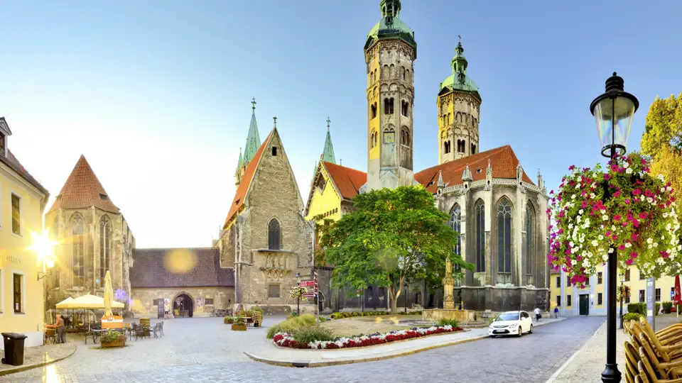 Der Naumburger Dom, ein Höhepunkt der Studienreise auf der Straße der Romanik, bei Sonnenschein auf dem Domplatz.
