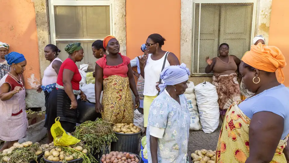 Bei unserer Reise auf die Kapverden spazieren wir über einen Markt in Praia, Die Hauptstadt der Kapverden ist bunt, lebendig und mit unverkennbar afrikanischem Flair.