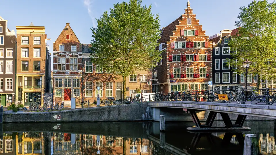 Ein Höhepunkt jeder Reise in die Niederlande ist ein Besuch in Amsterdam. Eine Bootsfahrt oder ein Spaziergang am Grachtengürtel entlang versprechen unzählige schöne Fotomotive.