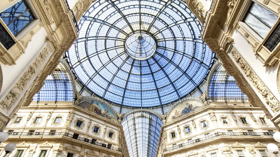Auf unserer Gruppenreise mit Studiosus werfen wir einen Blick auf die kunstvolle Glaskuppel und die verzierten Fassaden der Galleria Vittorio Emanuele. Ein HIghlight jeder Rundreise nach Mailand.