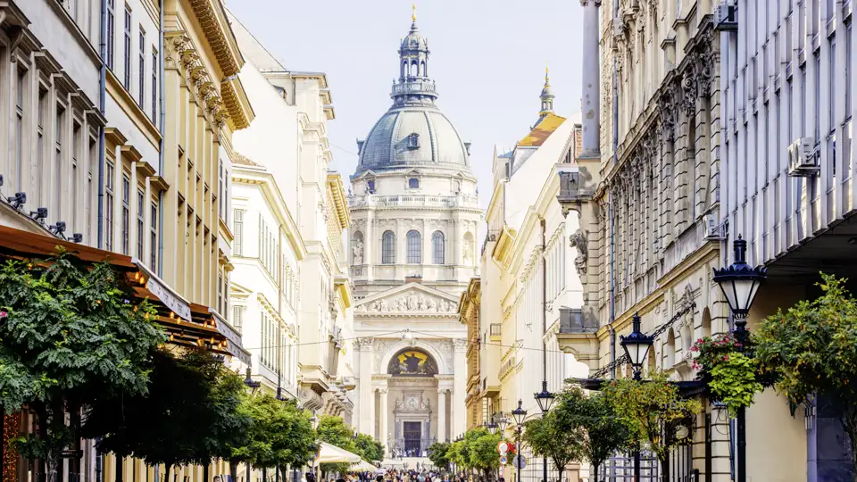 Wir werden auf unserer Studiosus Rundreise die prachtvollen Fassaden, belebte Cafés mit Blick zur imposanten St.-Stephans-Basilika in Ungarns Hauptstadt Budapest bestaunen können.