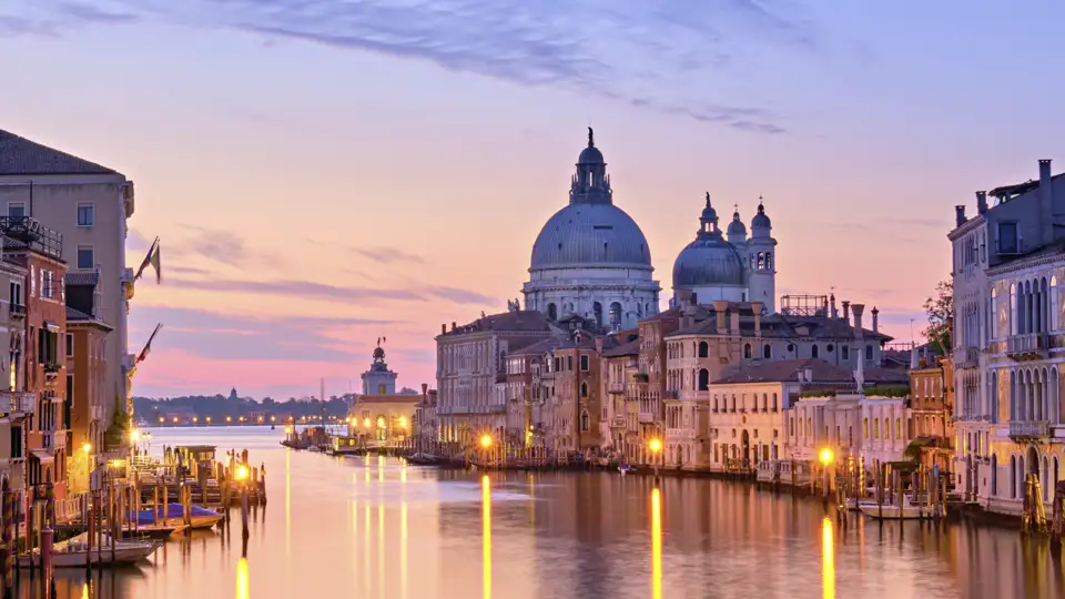 Auf Ihrer Eventreise nach Venedig genießen wir die Abendstimmung am Canal Grande in Venedig.