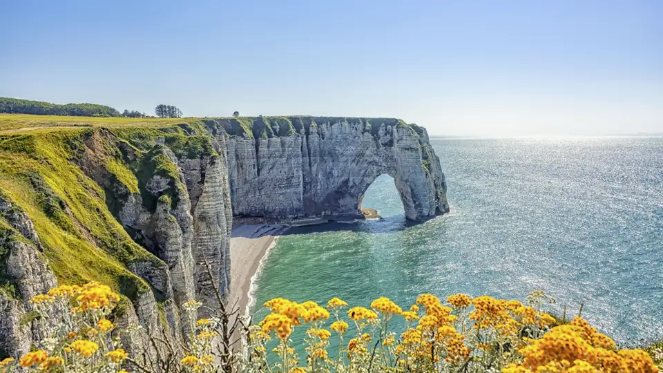 Auf unserer Studienreise besichtigen wir die Kreidefelsen von Étretat mit dem berühmten Felsentor an der Alabasterküste der Normandie.