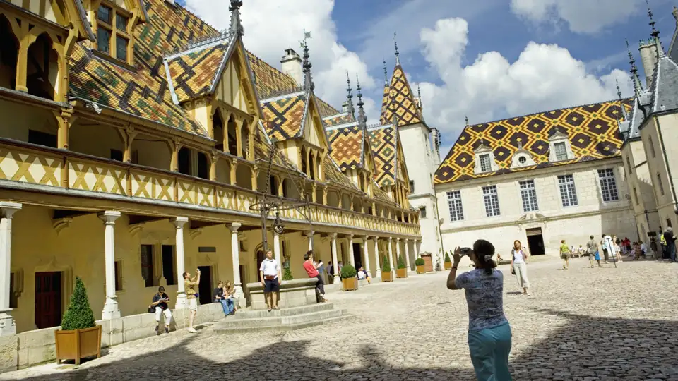 In Beaune besuchen wir das ehemalige Krankenhaus der Armen - das Hôtel de Dieu - mit seinen gut erhaltenen bunten Dachziegeln, ein sehenswertes Highlight auf unserer Studiosus Eventreise.
