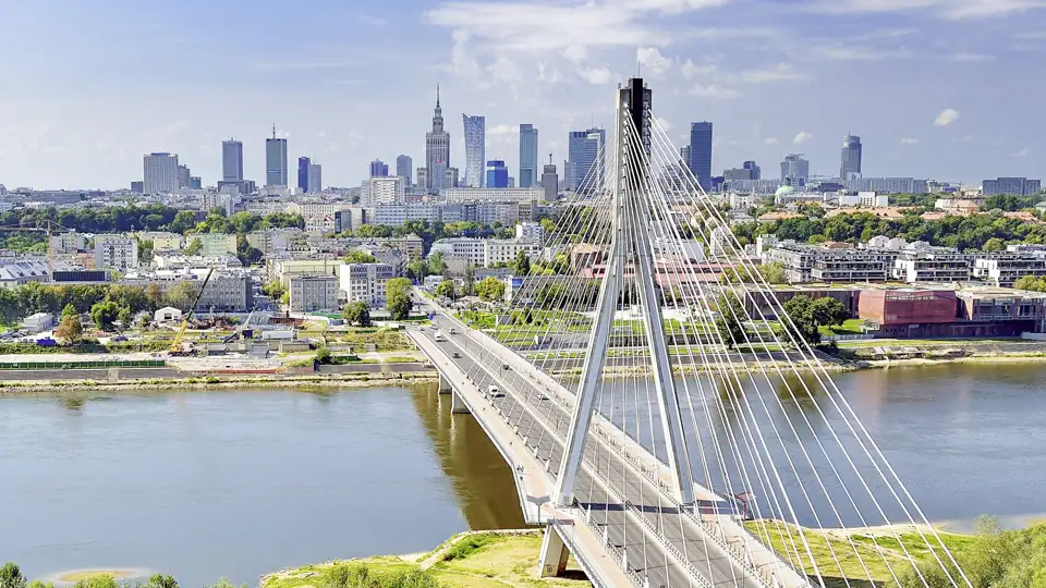 Auf unserer Eventreise genießen wir den atembraubenden Ausblick auf die Skyline von Warschau.