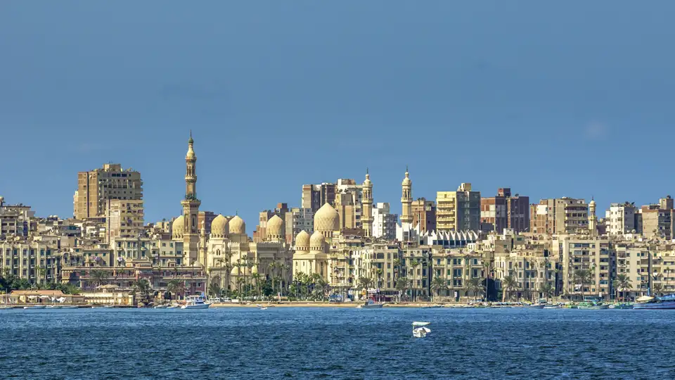 Auf ihrer Studiosus Eventreise werden Sie die Uferpromenade Corniche in Alexandria mit der prachtvollen Abu-al-Abbas-al-Mursi-Moschee betrachten können.