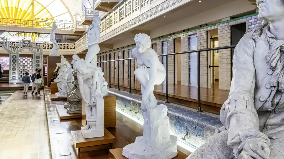 Weiße Skulpturen säumen das Wasserbecken im Kunst- und Industriemuseum La Piscine in Roubaix, einem Art-Déco-Schwimmbad. Das Museum wird während ihrer Studiosus Eventreise besichtigt.