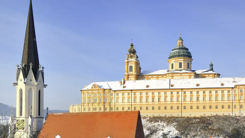 Bei Ihrer Studiosus Eventreise haben Sie eine winterliche Ansicht des barocken Stift Melk, das über der Donau thront.