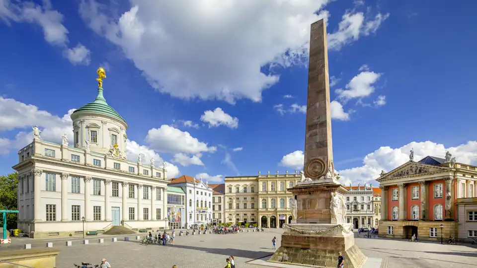 Der Alte Markt in Potsdam mit der Nikolaikirche, dem Obelisken und dem Museum Barberini. Ein Highlight während unserer Eventreise.