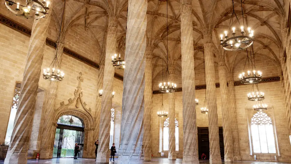 Auf dieser Rundreise entdecken wir die imposante gotische Halle der Seidenbörse in Valencia, ein UNESCO-Welterbe.