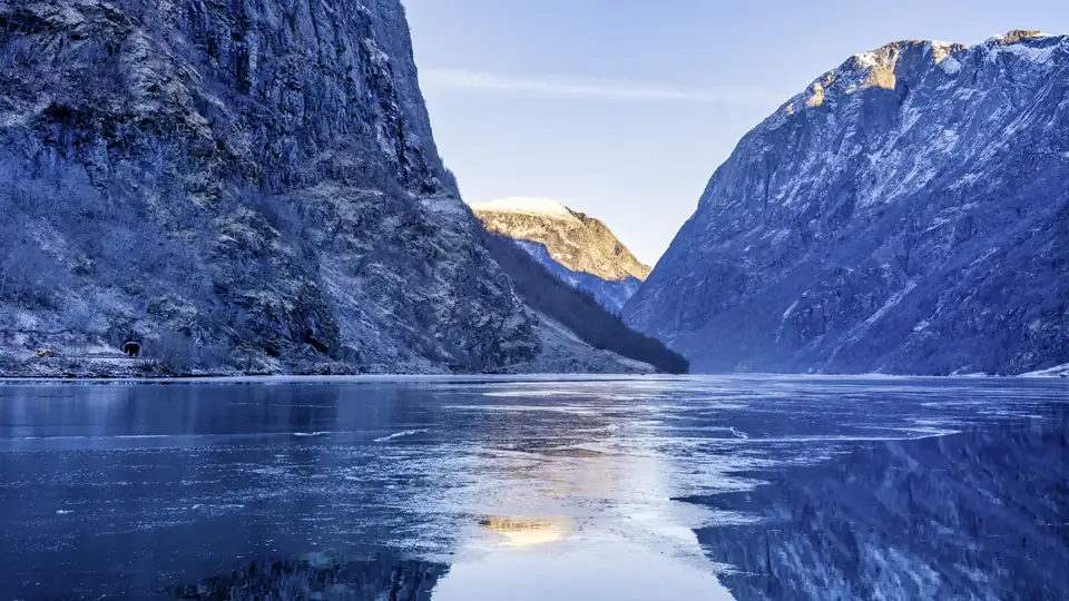 Winterstimmung in einem Fjord.