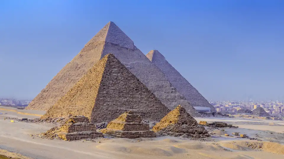Die majestätischen Pyramiden von Gizeh vor den Toren Kairos, ein Höhepunkt einer Studienreise in Ägypten.
