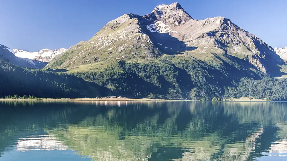 Bestaunen Sie das Bergpanorama in Sils-Maria und den Silsersee auf Ihrer Eventreise.