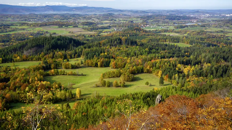 Herbstlicher Ausblick vom 'Goldenen Blick' über das weite Hirschberger Tal mit bunten Wäldern und dem Riesengebirge am Horizont, einen Ausblick den auch sie auf ihrer Studiosus Eventreise genießen können.