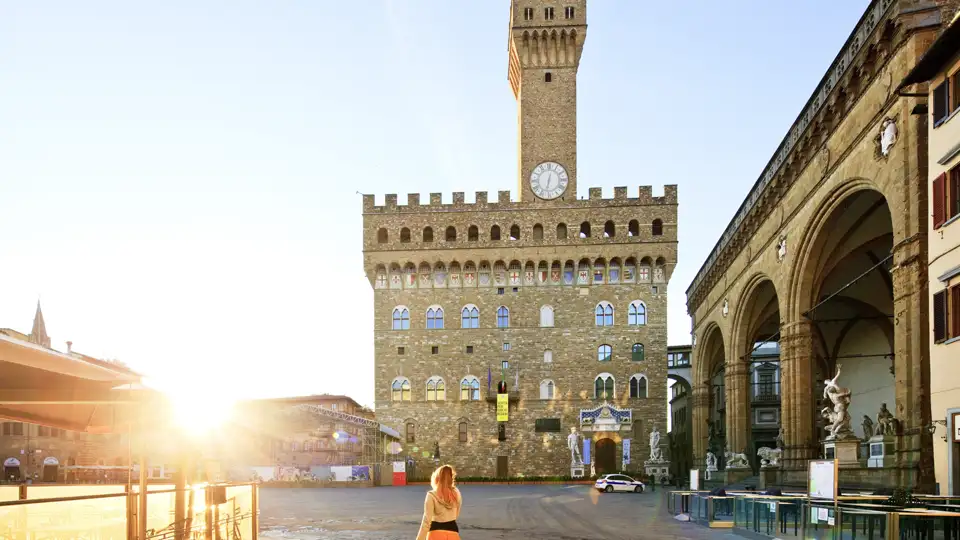 Bei der Reise mit kultimer nach Florenz besuchen Sie auch die Piazza della Signoria, wo es den Palazzo Vecchio, Michelangelos David und andere Skulpturen zu bestaunen gibt.