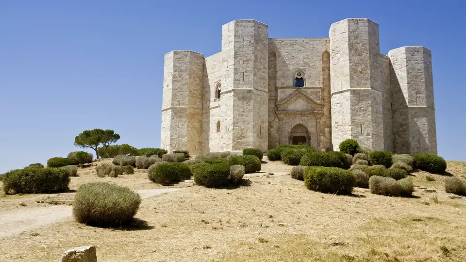 Auf unserer Rundreise durch Apulien besuchen wir auch die geheimnisvolle Stauferburg Castel del Monte.