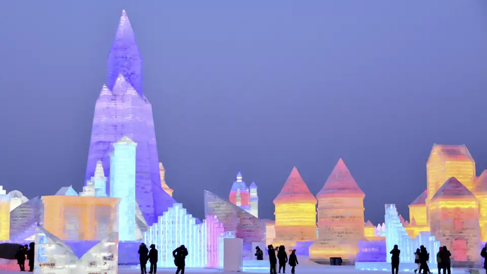 Auf unserer Studiosus Eventreise können wir die riesigen, in bunten Farben illuminierten Eispaläste auf dem Eisfestival in Harbin, China bestaunen.