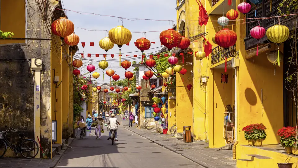 Auf unserer Rundreise durch Vietnam für Singles und Alleinreisende besuchen wir Hoi An, die Stadt mit den vielen bunten Lampions.