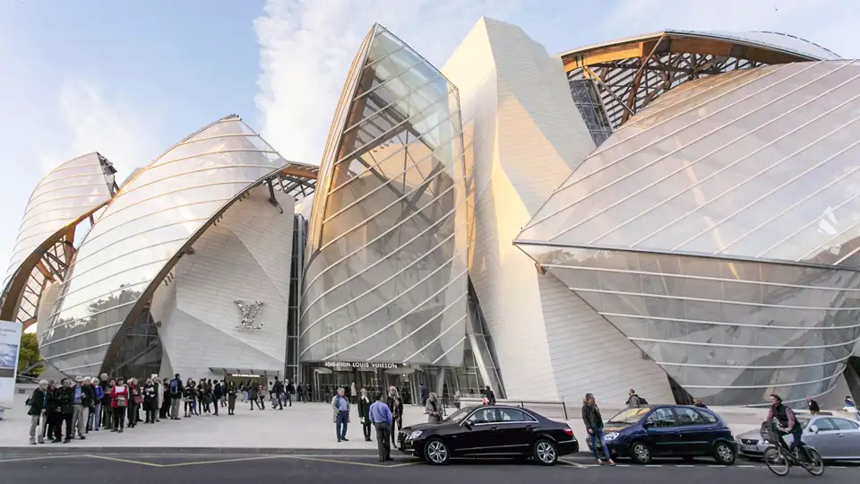 Auf der Studienreise werden wir die modernen Architektur der Fondation Louis Vuitton in Paris mit ihren gekrümmten Glassegeln ansehen.