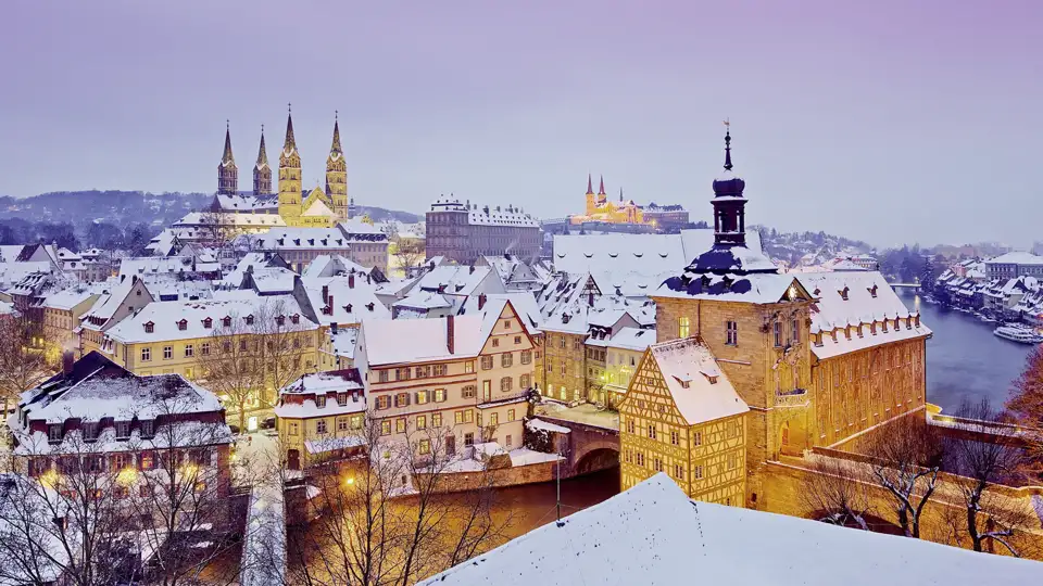 Gemeinsam schauen wir uns bei einem Spaziergang durch Bamberg das verschneite Panorama der Stadt an.