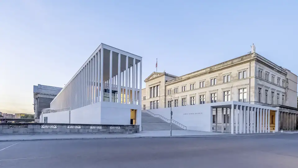 Die weiße Kolonnade der James-Simon-Galerie als Eingang zur Museumsinsel Berlin neben dem historischen Neuen Museum. Sie besuchen das Museum während Ihrer Eventreise.