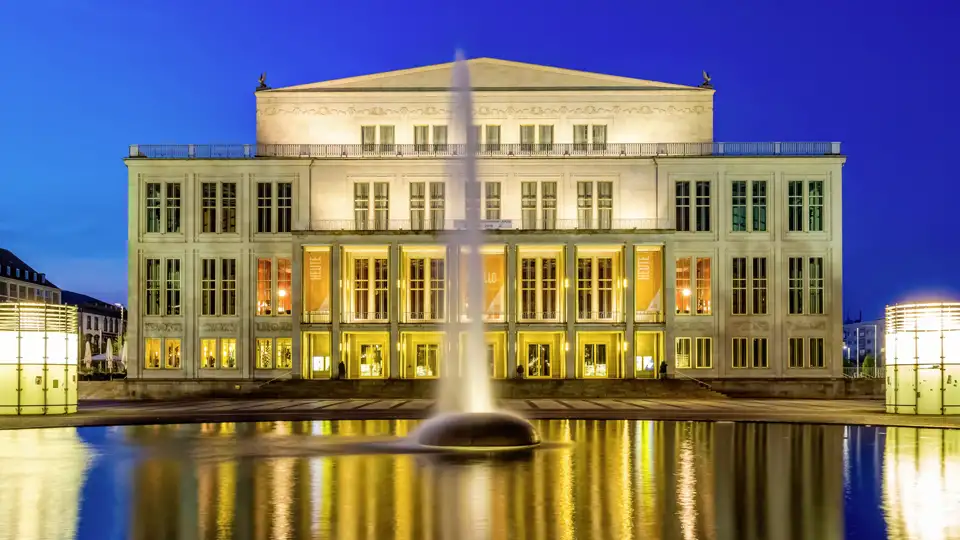 Auf unserer Studiosus Eventreise werden wir die Oper Leipzig auf dem Augustusplatz betrachten können.