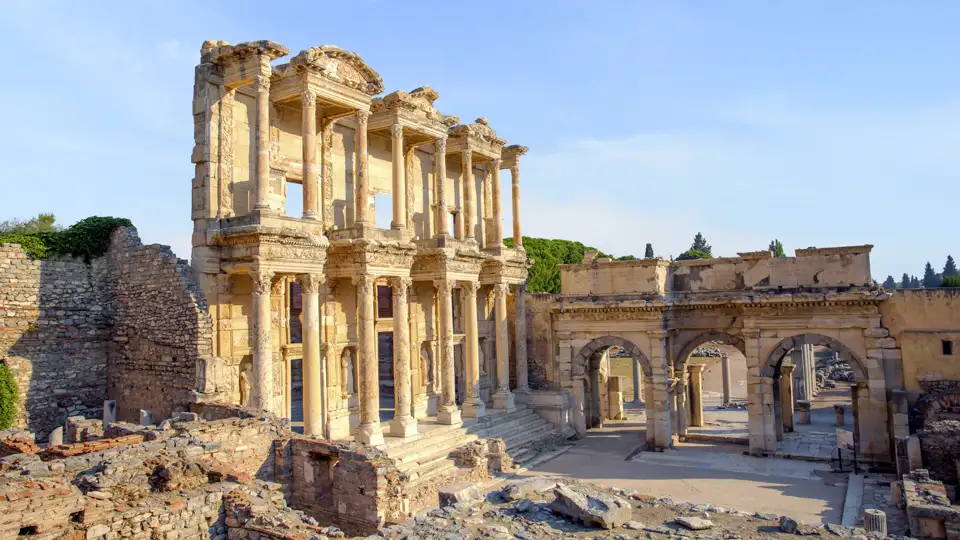Auf unserer klassischen Studienreise durch die Westtürkei nimmt der Besuch berühmter antiker Stätten gebührenden Raum ein; hier in Ephesus, in der Antike eine Großstadt.