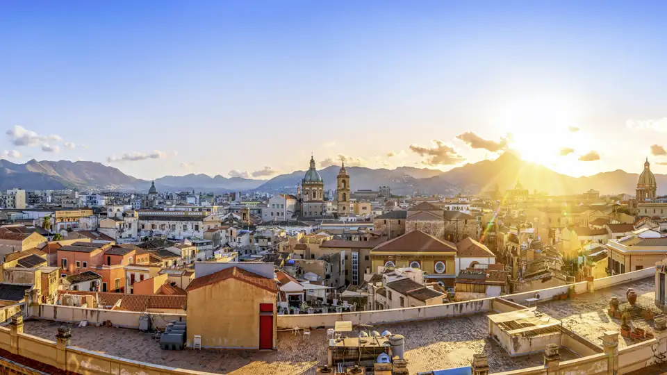 Die Dächer der Altstadt von Palermo mit Blick auf Kirchenkuppeln und die Berge Siziliens, ein Highlight unserer Eventreise mit Studiosus.