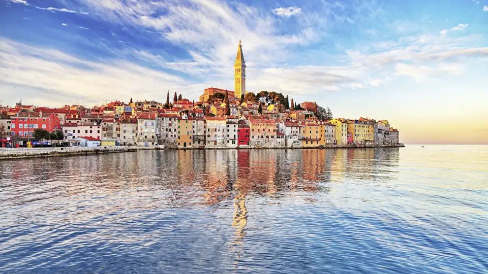 Die venezianisch geprägte Altstadt von Rovinj liegt spektakulär auf einer Landzunge in der Adria. Auf unserer Studiosus Eventreise können sie die wunderschöne Halbinsel betrachten.