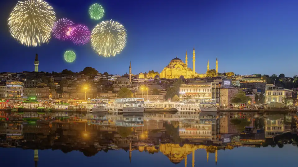 Silvester-Feuerwerk über Istanbul mit Blick auf die beleuchtete Hagia Sophia