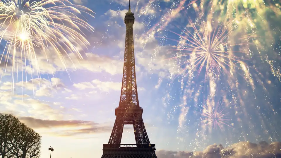 Bewundern Sie den Eiffelturm bei Nacht mit Feuerwerk auf Ihrer Studiosus Eventreise.