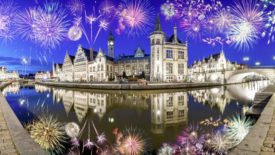 Bestaunen Sie das Feuerwerk über Gent auf ihrer Silvesterreise.