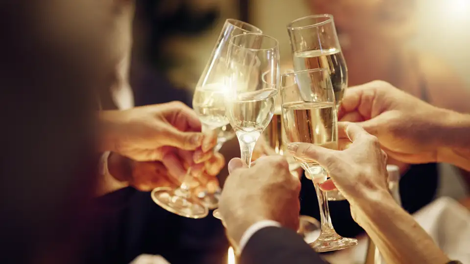 Auf unserer Silvesterreise starten wir in der Gruppe bei einem Glas Sekt harmonisch in das neue Jahr