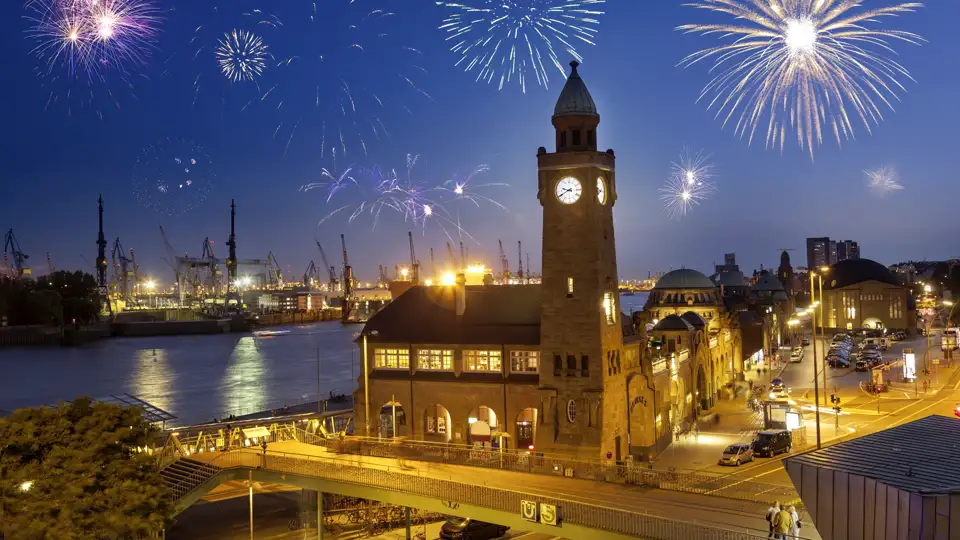 Bestaunen Sie das magische Feuerwerk über Hamburg auf Ihrer Eventreise