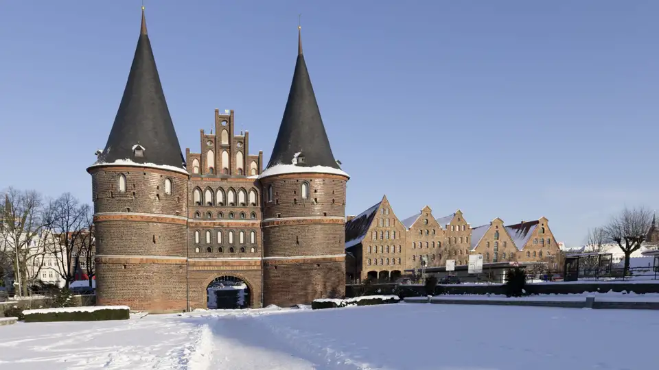 Erleben Sie die Winteransicht des Holstentors in Lübeck auf Ihrer Gruppenreise.