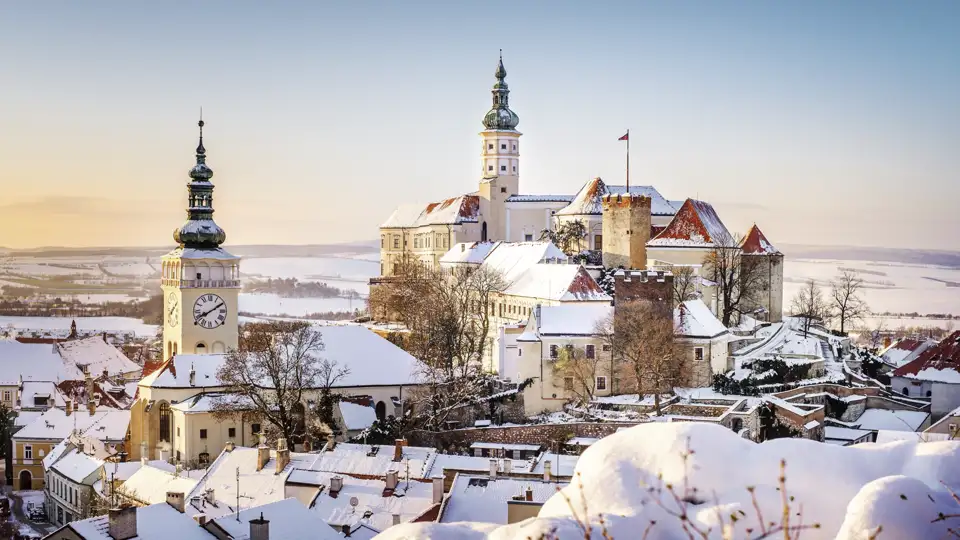 Auf unserer Silvesterreise nach Brünn besichtigen wir die Stadt Mikulov  in Tschechien. Wenn wir Glück haben, spielt das Wetter mit und der Schnne glitzert auf dem Dach des Schlosses.