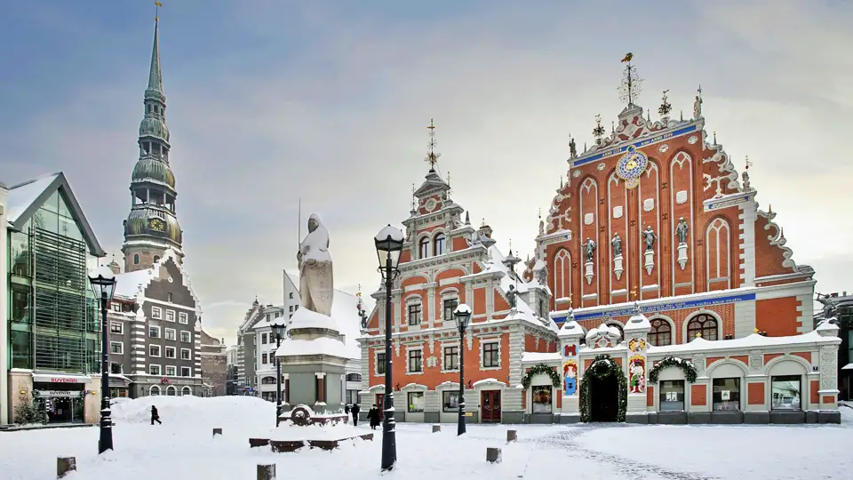 Auf unserer Studiosus Rundreise erkunden wir gemeinsam in der Gruppe die Altstadt von Riga und bewundern die Petrikirche und das Schwarzhäupterhaus.
