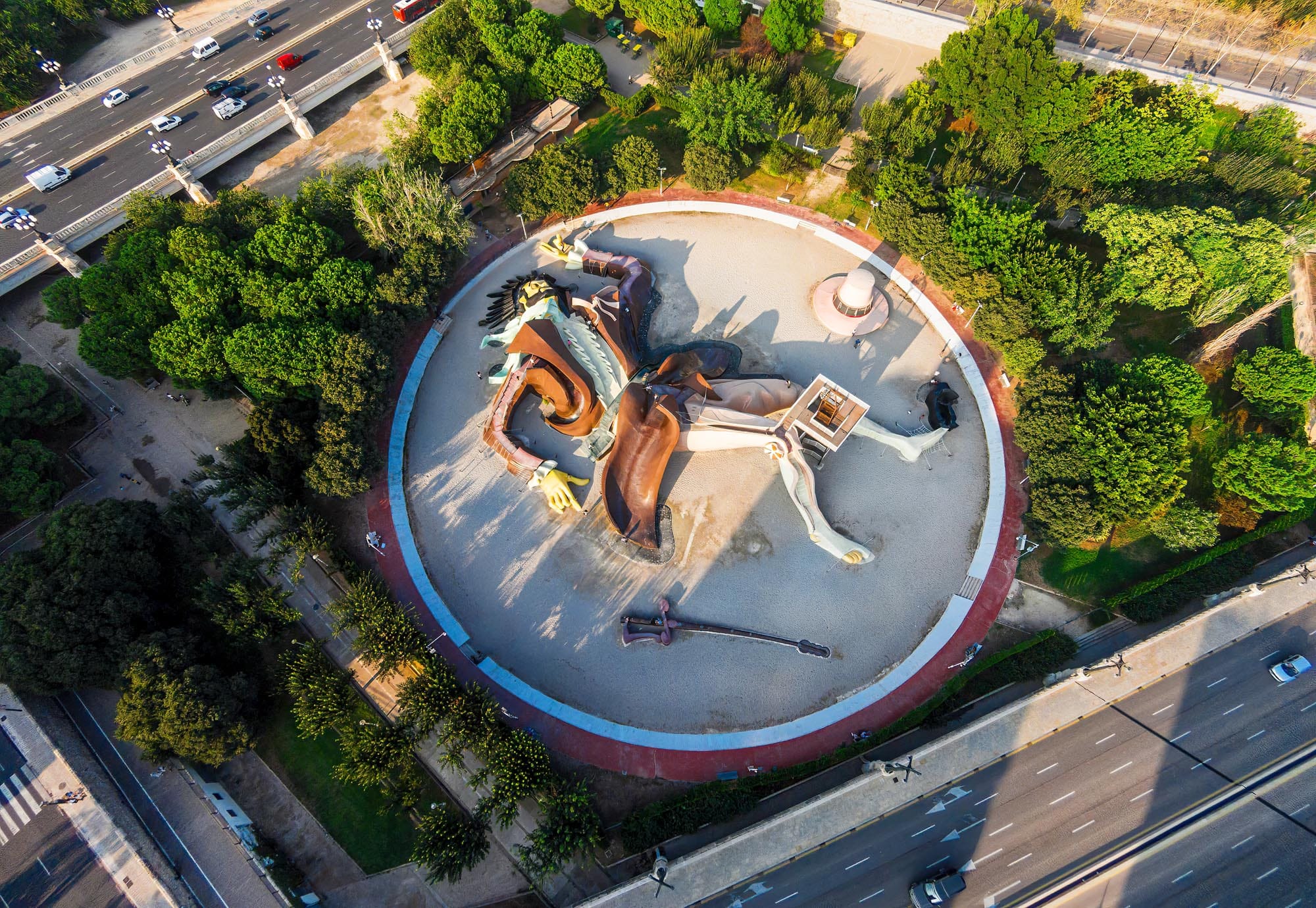Spielplatz der Superlative und ein Muss für Familien: die 70 Meter lange Skulptur von Gulliver.