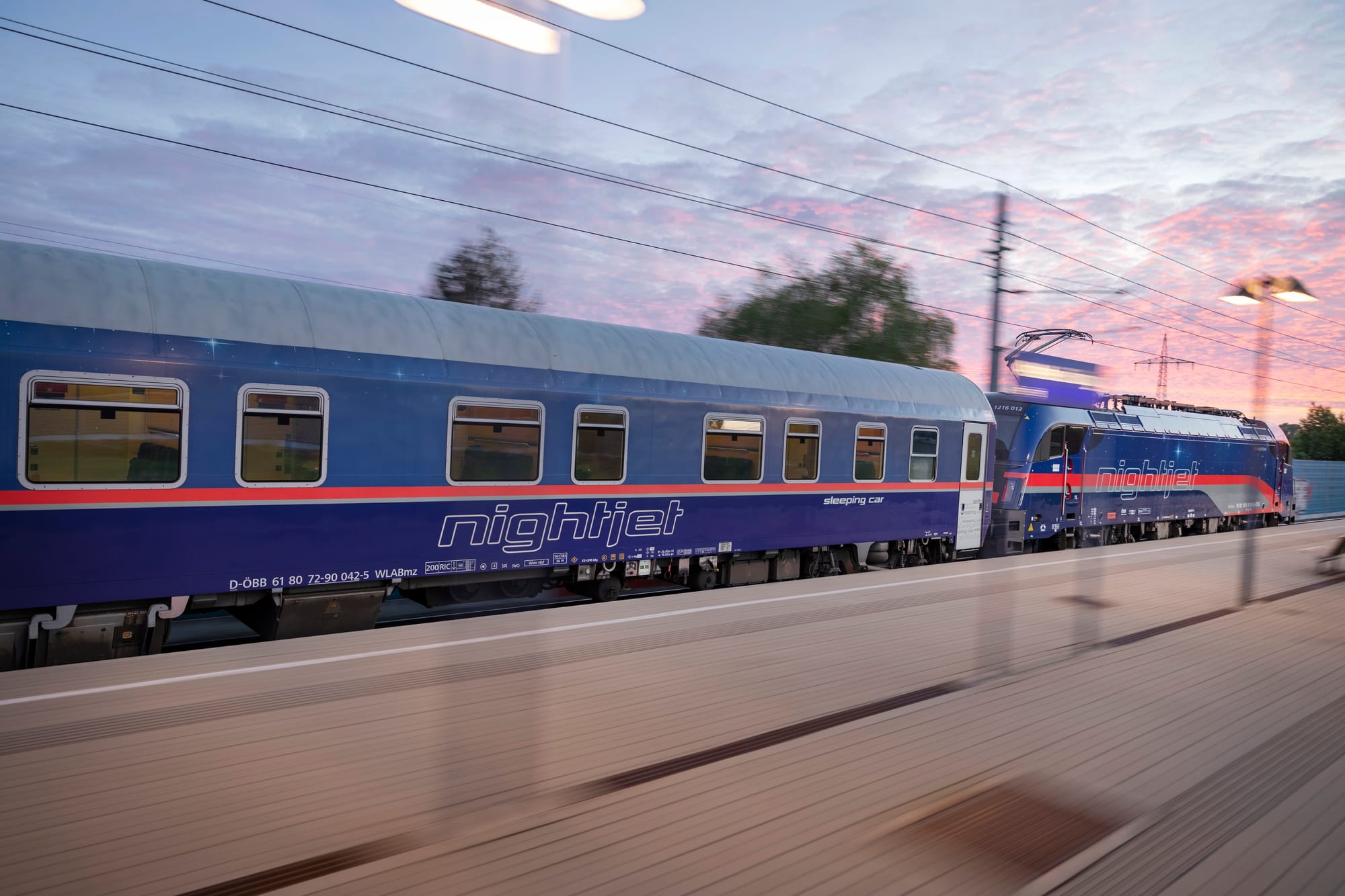 Ein ÖBB Nachtzug in der Dämmerung am Bahngleis. Copyright / Urheber ÖBB / Harald Eisenberger