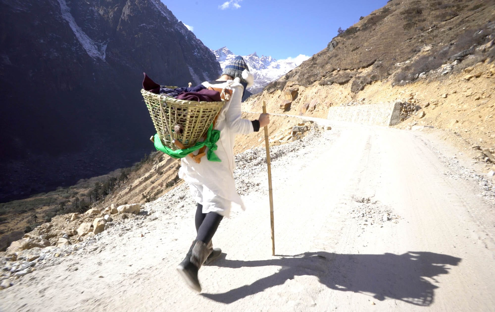 Tagsüber ist die dicke Wollkleidung selbst im Himalaya zu warm. „Schwitzen und die juckende Wolle aushalten? Oder etwas ausziehen und auf dem Rücken schleppen?“ Hin und wieder entscheidet sich Wortley für letzte Variante und marschiert im Unterkleid.