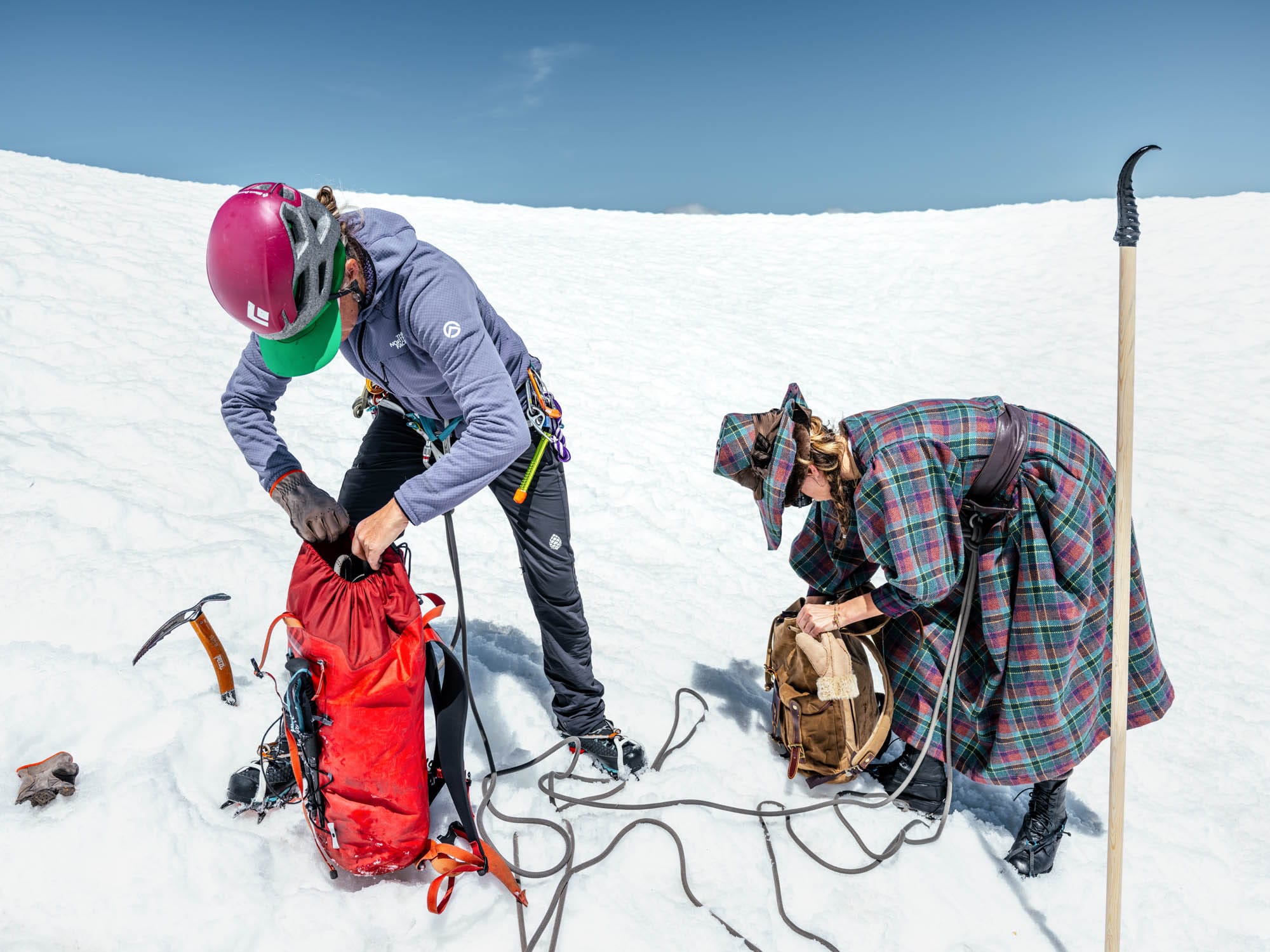 Elise Wortley mit ihrer Bergführerin Karen als Backup, auf den Gipfel des Mont Blanc im Schnee. Foto – Grace Taylorson Smith Pritchard