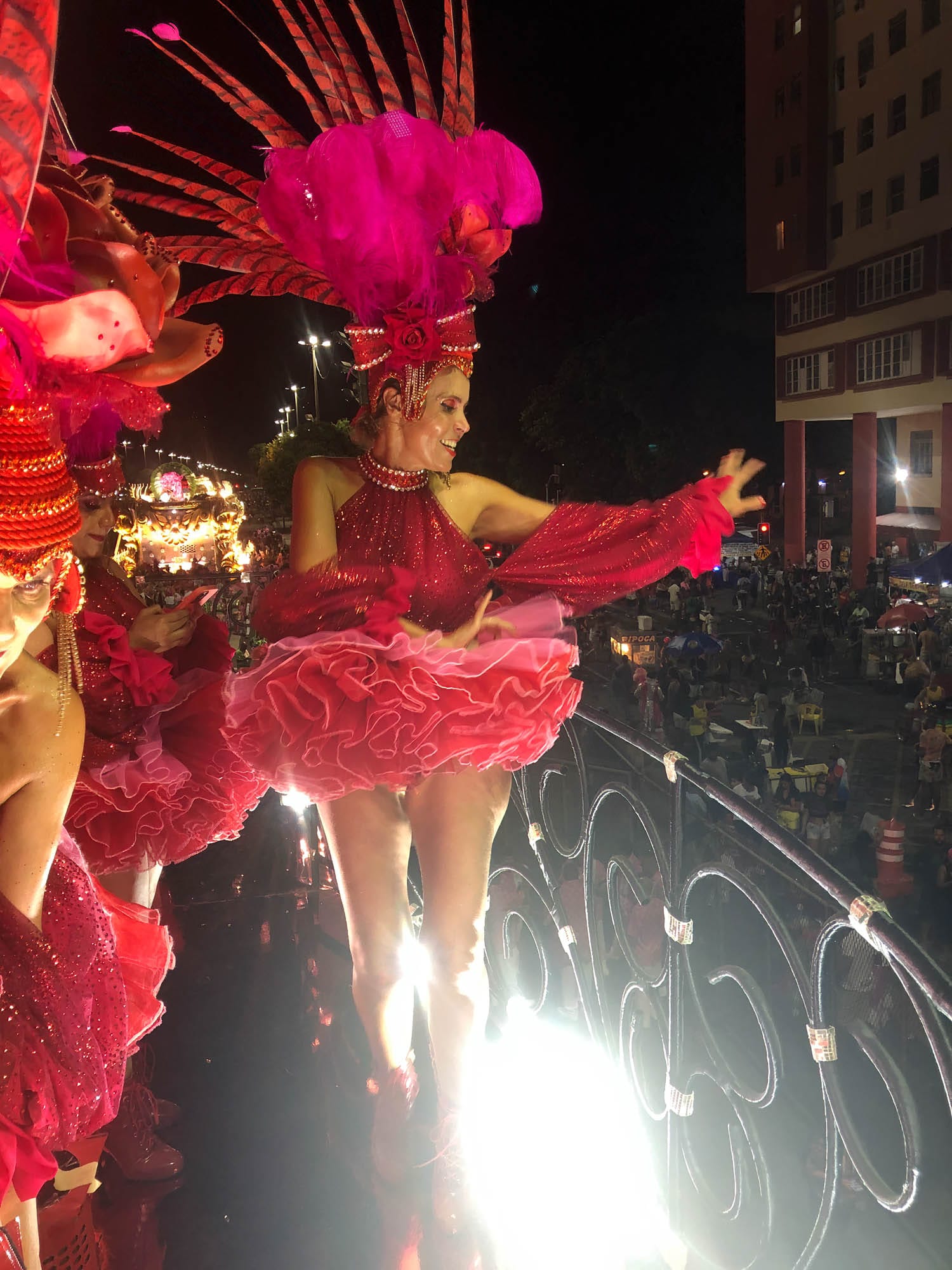 Hable tritt beim Karneval in Rio auf in einem pinken Tanzkostüm.