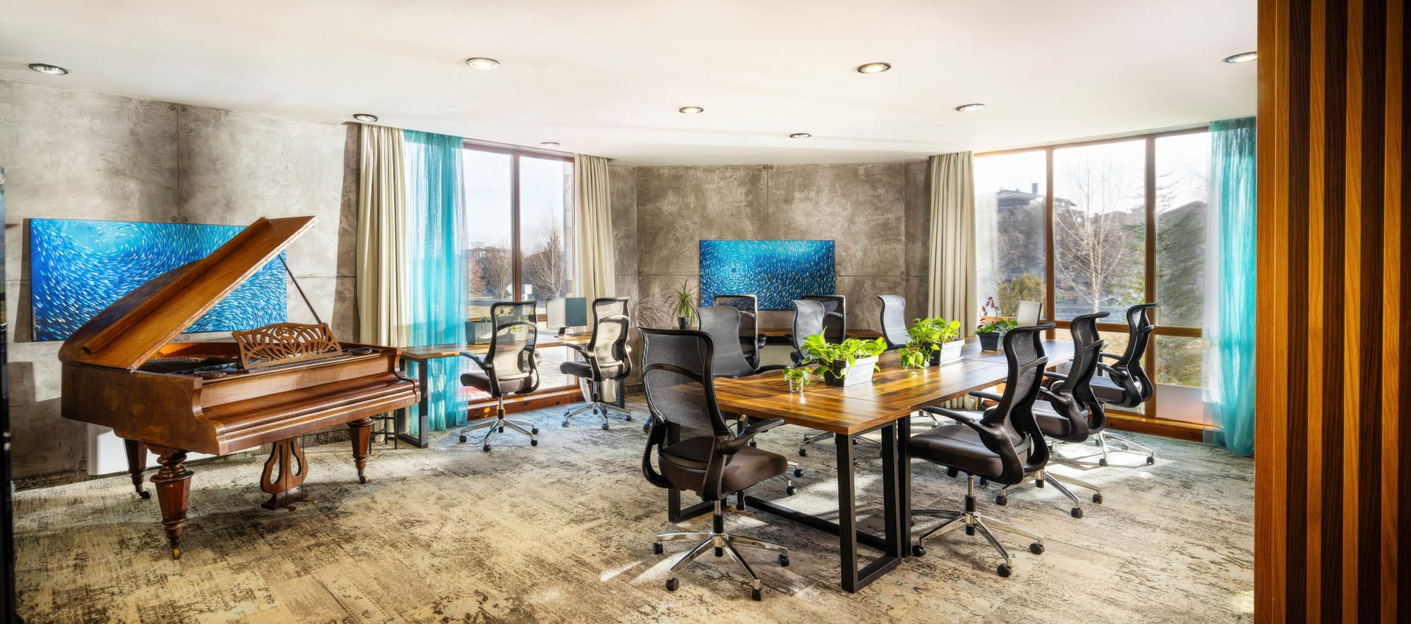 Der „Coworking Space Bansko“ für digitale Nomaden mit Schreibtischen und einem Flügel.