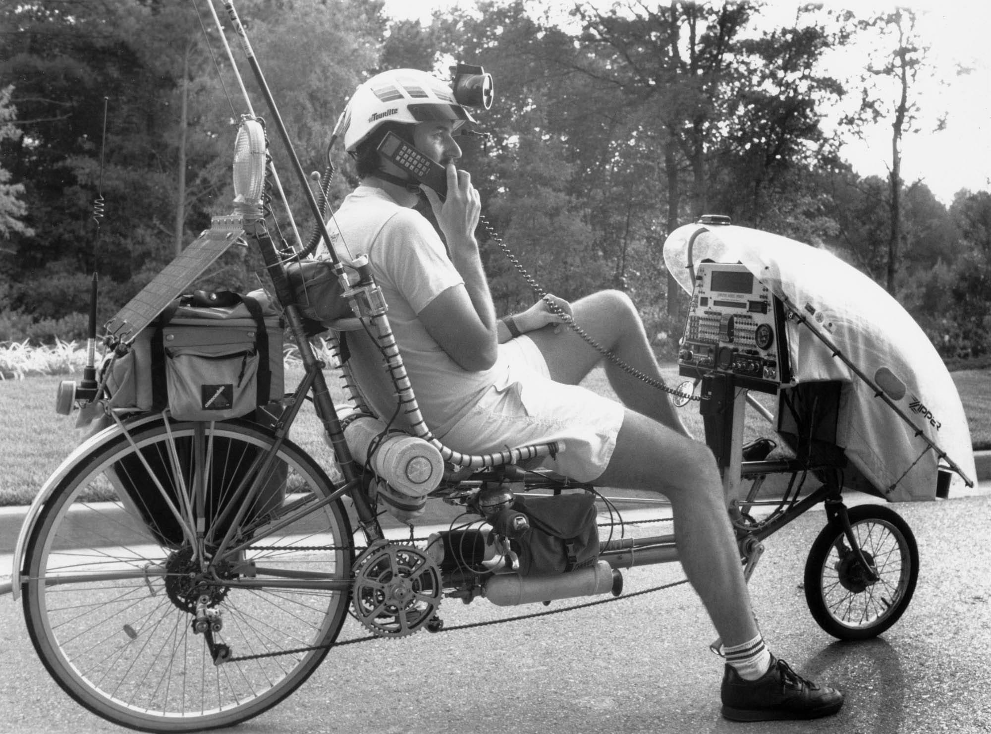 Der Amerikaner Steve Roberts - Pionier der digitalen Nomaden - in den 1980er-Jahren unterwegs mit seinem Liegerad durch die USA.