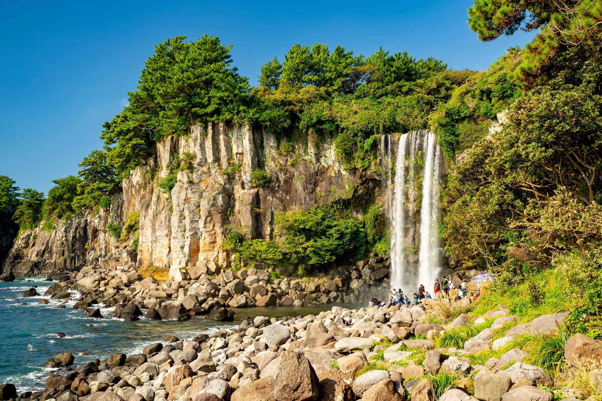 Der Jeongbang-Wasserfall ist der einzige in ganz Asien, der direkt ins Meer stürzt. Er liegt an der Südküste bei Seogwipo und ist ein Highlight von Route 6 des Jeju Olle Trails.