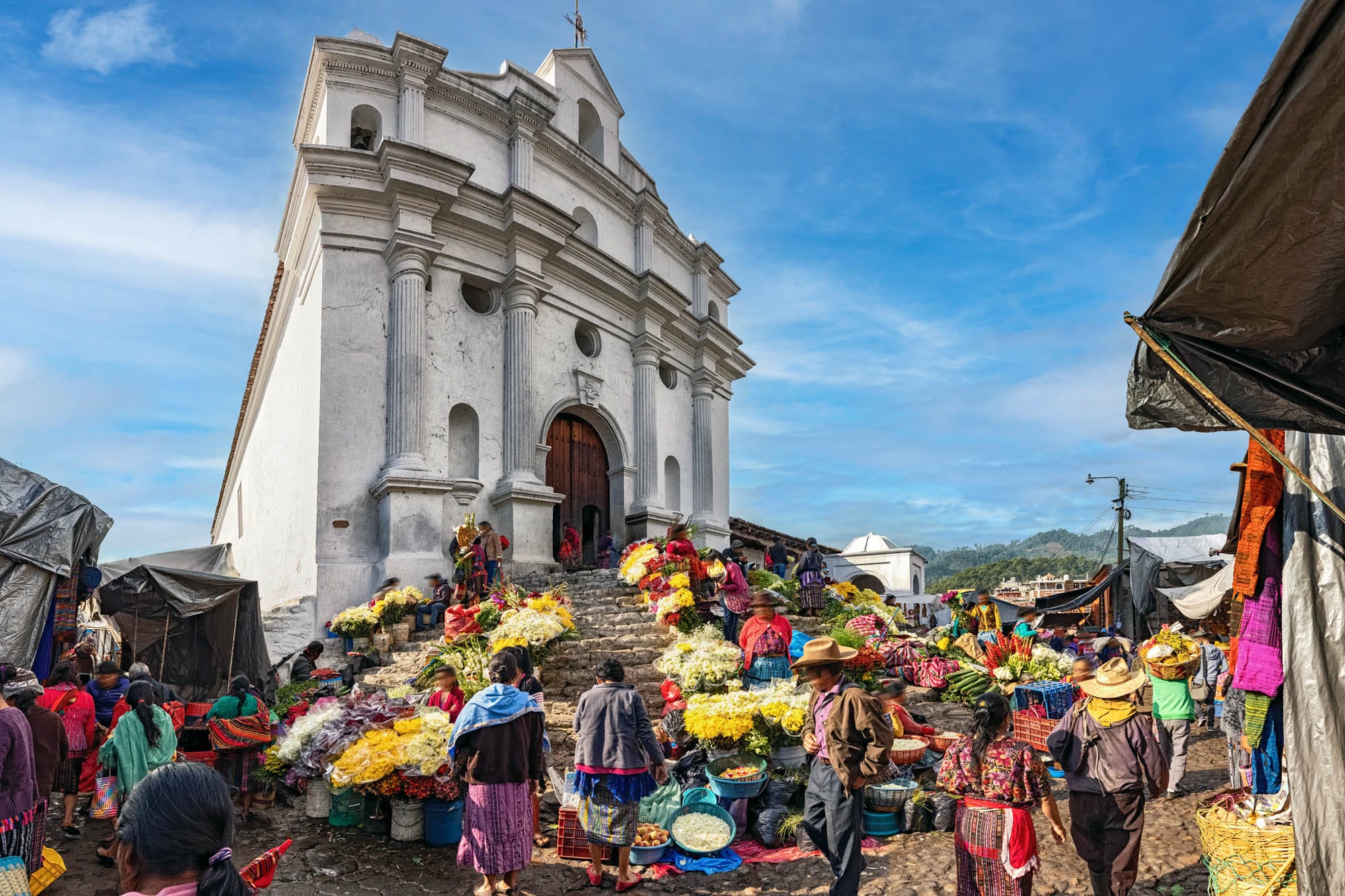 Ein weißes Gebäude und viele Markthändler auf dem Markt von Chichicastenango.