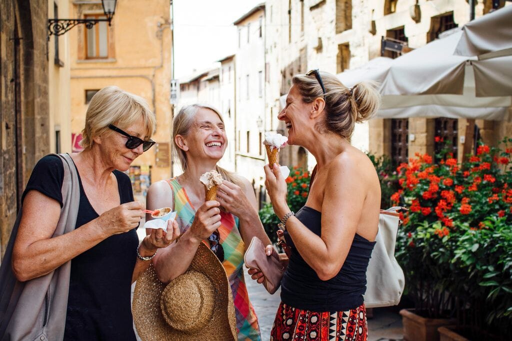 Drei Frauen genießen ihr Eis in der sommerlichen Toskana.