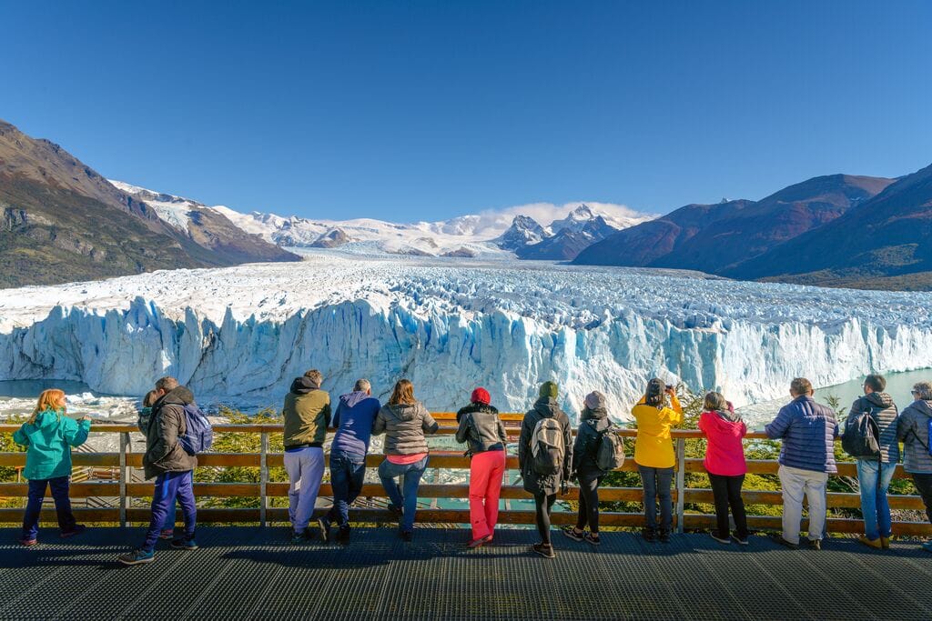 Touristen betrachten den Perito Moreno Glacier in Patagonien, Argentinien