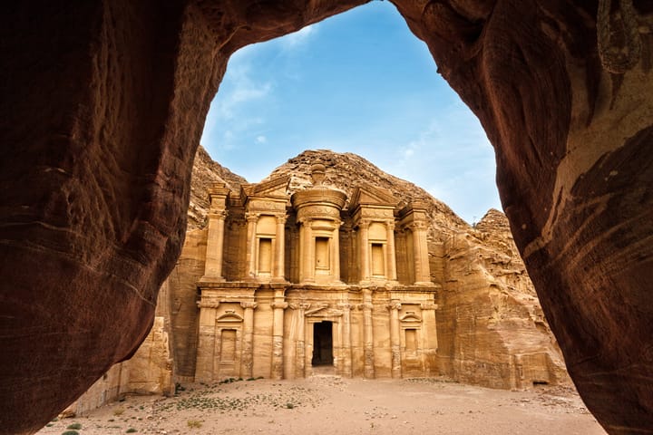 Das UNESCO-Weltkulturerbe Petra in Jordanien, sichtbar durch einen natürlichen Felsbogen.